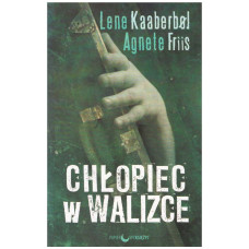 Chłopiec w walizce