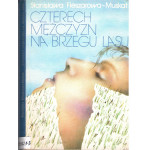 Czterech mężczyzn na brzegu lasu