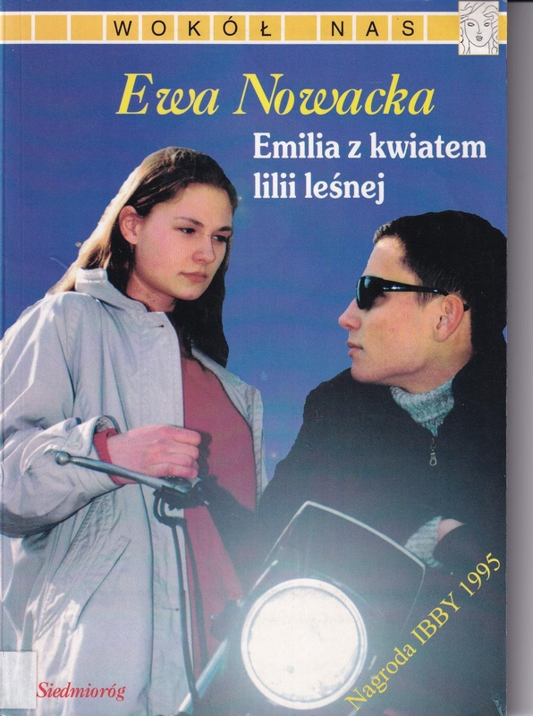 Emilia z kwiatem lilii leśnej