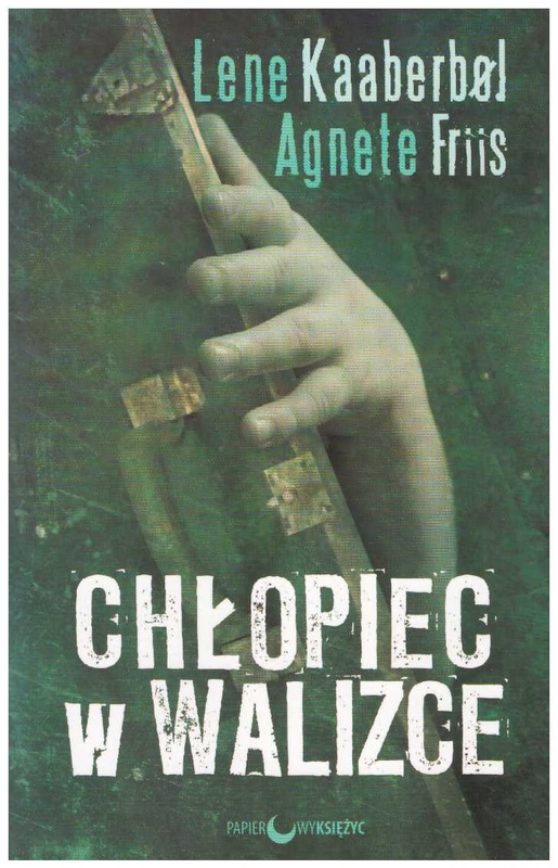 Chłopiec w walizce