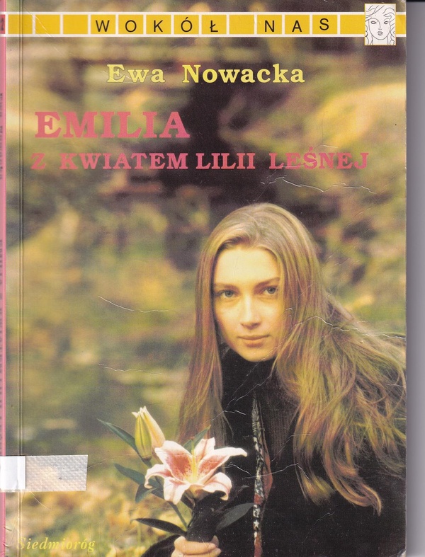 Emilia z kwiatem lilii leśnej