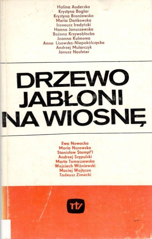 Drzewo jabłoni na wiosnę
