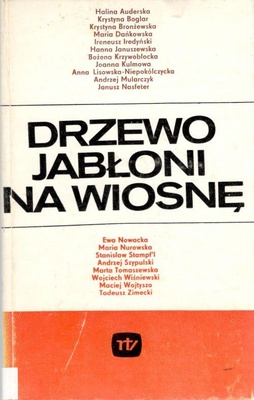 Drzewo jabłoni na wiosnę